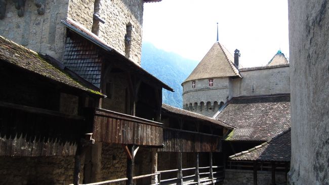 シヨン城は外から見た時、割と小さな城の様に想像していた。しかし見学してみると、中世時代の城の雰囲気がそのまま残り、地下の牢屋から見張り矢倉の展望台まで見学場所は多く、全て階段でつながっている為、見学終了時にはかなり疲れてしまった。