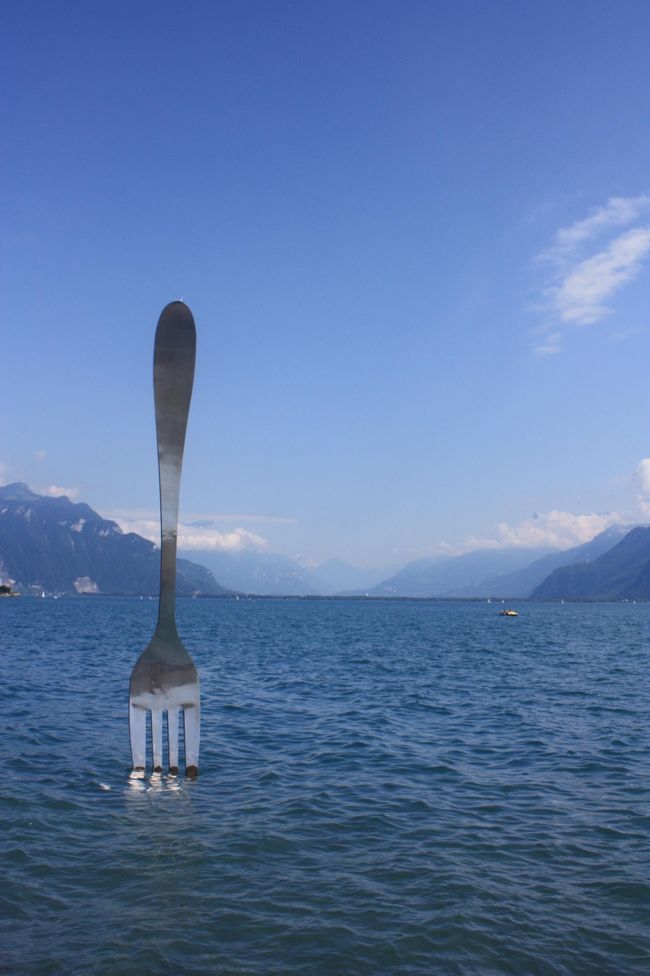 チャップリンの銅像の前のレマン湖にはフォークのお化けの様な、ステンレスで出来た大きなモニュメントがフォークの先を湖面に突き刺し立っていた。<br />何故、フォークなのか分からずユニークなモニュメントを眺めてきた。