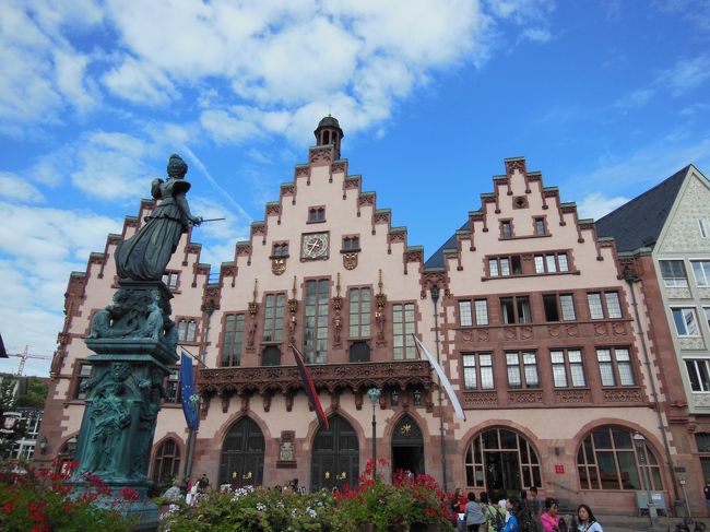 旧市庁舎<br />ライン川ツアーの集合時間が11時だった為お散歩を兼ねて旧市庁舎へ…