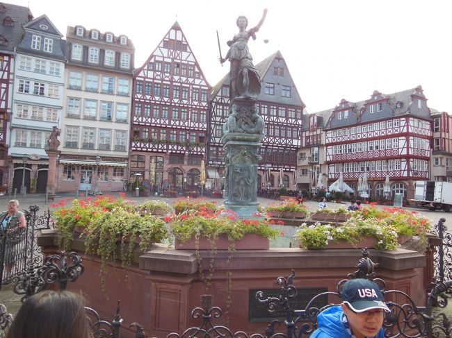 レーマー広場<br />天気がよくとってもきれい!!アジア系の方々が多かった(笑)