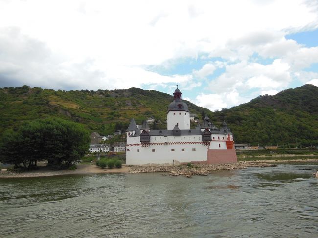 プファルツ城<br />中州に建つ徴税用のお城。<br />内部は資料館になっているみたい。