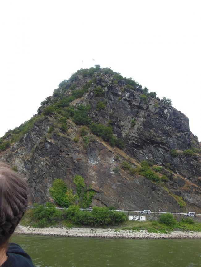 ローレライ<br />美しい歌声で通りかかった船を沈めたというローレライの魔女伝説。<br />ザンクト・ゴアースハウゼン近くにある岩山で、この周辺がライン随一の難所だった為多くの船が転覆したことから生まれた物語とか…