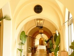 そして、13時半にホテルチェックイン。

宿泊したのは、ホテル日航アリビラ。
国道からは少し入って、畑を抜けた所にありました。

残念ながら、この度は天気に恵まれず…
空港からずっと曇り空だったけど（気温は高い）、
チェックイン直後には、スコールが…。