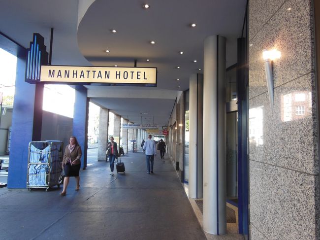 宿泊先は、フランクフルト中央駅から徒歩５分ほどのマンハッタンホテル<br />