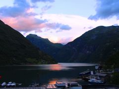 ガイランゲル2日目の朝。

今朝も何故か5時に目が覚める。

夜中に外を見た時には、シトシトと雨が降っていたけれど、今はその雨も上がり雲の切れ間から青空が顔を覗かしている。

雲には朝の太陽の淡いピンク色が写り、その雲の色はガイランゲルの海面に反射している。

ガイランゲルの湾、山に囲まれて入り組んでいるので、パッと見では湖の様だが、ここも立派な海。

港の岸壁からは釣り糸を垂れている人もいる。
釣れるお魚は海魚なのだろうな。