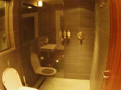 シャワールームに到着です。

係りも何もいないので空いているところに勝手に飛び込み施錠します。

