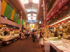 そんなこんなしているとお腹がすいてきたので、近江町市場へ。
市場は予想以上に広く、海産物以外に野菜やお肉、日用品まで幅広く扱っていました。
「金沢の台所」といわれる由縁がよく分かります。

［ＨＰ情報］
http://ohmicho-ichiba.com/