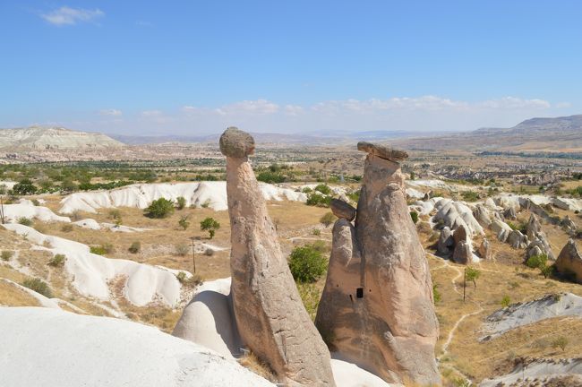 これはスリーシスターズという名前の奇岩。こんなのがあらゆるところに。<br />いつもはツアーは使わないけど、さすがにここら辺は交通の便が悪くツアーを予約。でも、親切で便利でした。５人と少人数。空港〜観光〜ホテルまでの１日ツアーで一人１２０ユーロ。