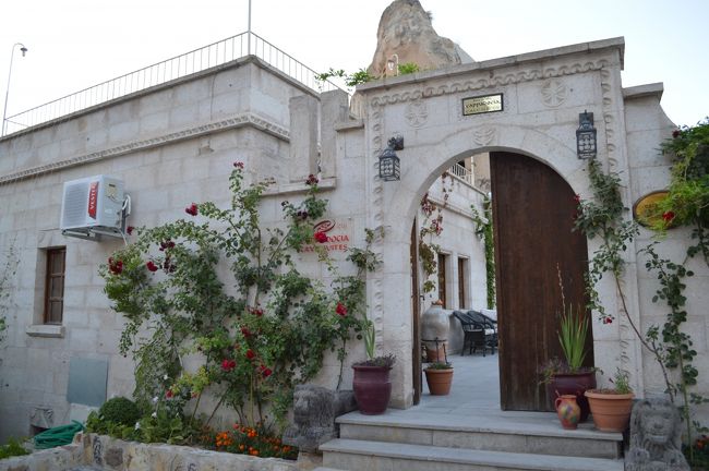 ホテルは、カッパドキアケイブスイート・洞窟ホテル。一泊１８０ユーロ。<br />チェックアウトのとき、なぜか支払いに２０分もかかる。危うくお迎えのバスに遅れそうになる。万事がゆっくりとしているみたい。