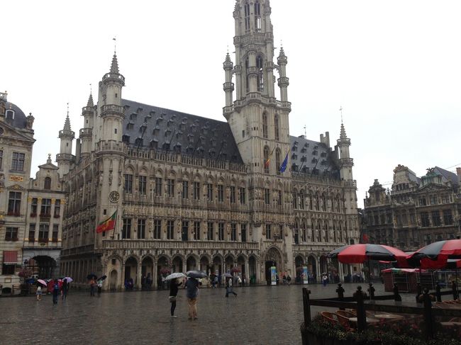 世界一美しい広場グランプラスに到着しましたが、あいにくの雨でその美しさも半減･･･<br />夏なのに気温も20度以下で、上着がないと寒かったです。<br />これからの旅が心配。