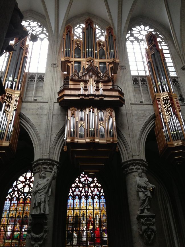 サン・ミシェル大聖堂の中<br />やはりヨーロッパは教会が美しい
