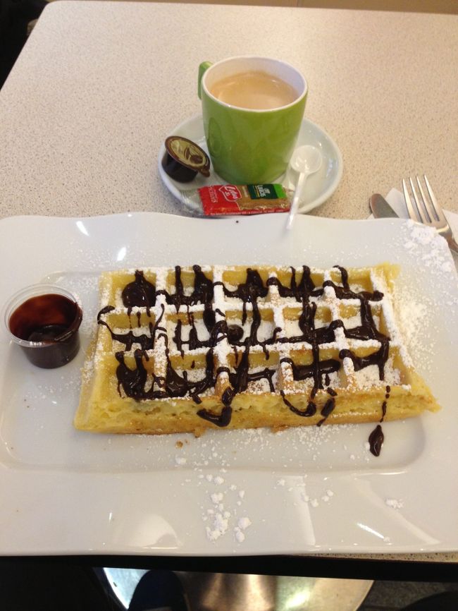 ベルギー来たらまずはワッフル！<br />ということで、早速食してみました。<br />某歩き方の本では、このタイプをブリュッセルワッフルというらしいです。値段はコーヒーとあわせて7.2ユーロ
