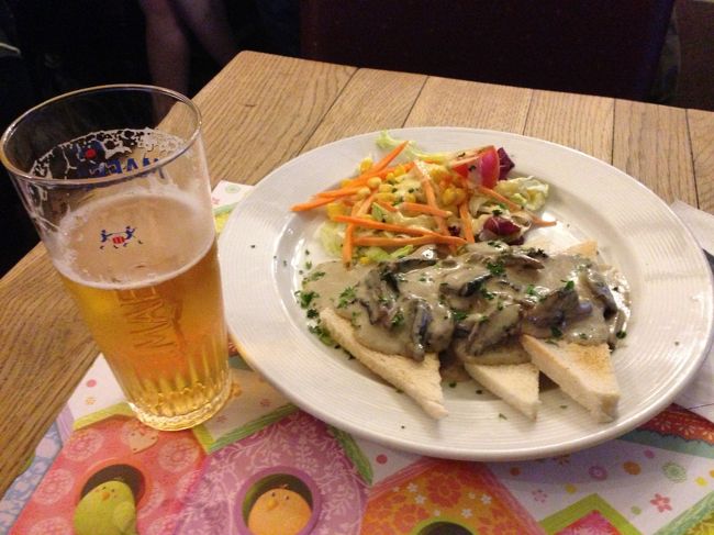 初日なのでご飯はちょっと奮発しました。<br />そして初ビールも<br />MAESという一般的なやつです<br />ちなみに、この後の食事はほぼパンですのであまり食事に関しては報告しません