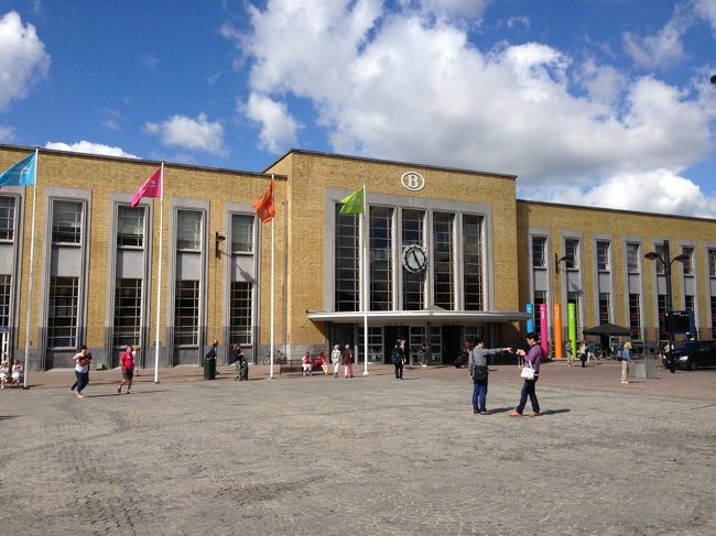 １日目とはうって変わって晴れました<br />写真はブルージュの駅です