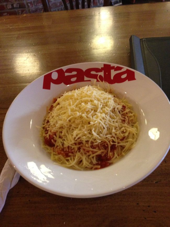 で、出てきたのがこの量<br />これでsmallです<br />写真じゃわかりづらいですが、成人男性が食べてもお腹いっぱいの量です。<br />これで３ユーロくらいで、大満足。<br />ちなみにノーマルサイズはこの倍くらいの量で、隣の人は食べるのに難儀していました