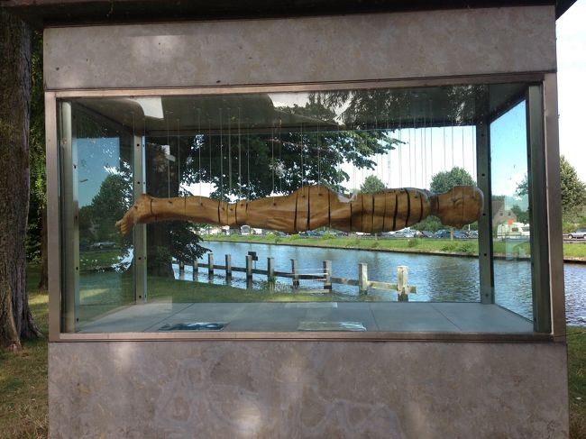 そうそう、街のはずれにはこんな奇妙なオブジェまで