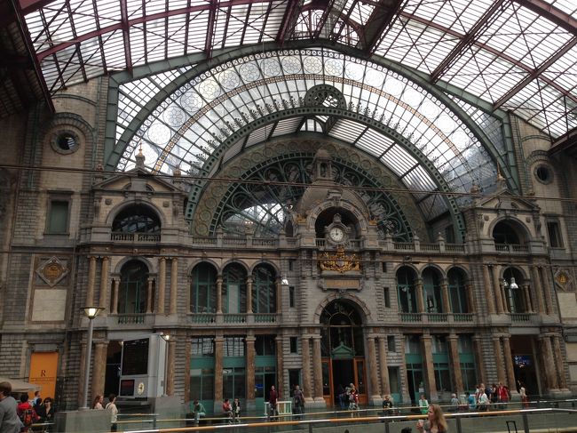 翌日はアントワープ（アントウェルペン）へ<br />駅公舎が重厚な感じがあっていいです