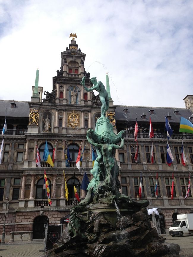 市庁舎<br />Festevalの準備で前の広場にはイベントステージが作られていました