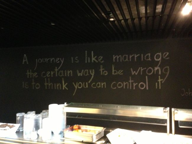 翌朝、宿で朝食を食べようとしたら食堂の壁にこんな文字が･･･<br />うーん深い　笑<br />朝っぱらから考えらせられるものを見てしまいました