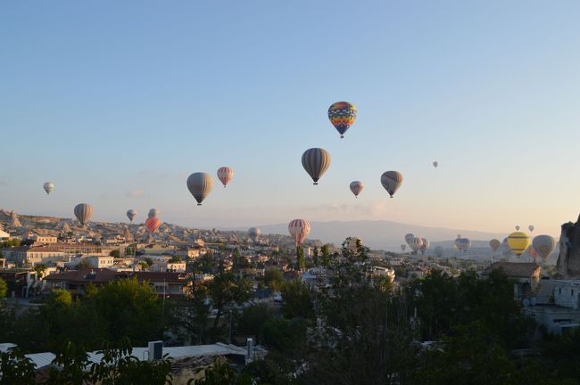 ガイドさんに熱気球を勧められるも、早起きがいやなのと度重なる事故のため今回はパス。しかし、朝起きてホテルから外を見ると無数の気球。圧巻だった。