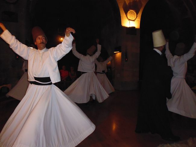 夜にケルヴァンサライでセマー（旋舞）を見る（現地で申し込んだ）。写真撮影禁止だけど、一度終わってからもう一度５分ほど写真撮影のため再演。送迎付きと明日の空港までの交通費を含めてひとり７千円。イスタンブールのレストランで一人で舞っているのを見たが、こちらの方がはるかにいい。