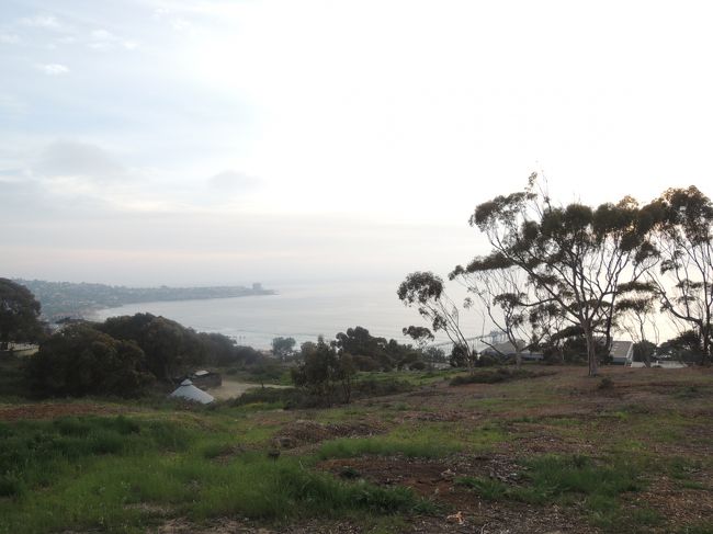 小高い丘に登って日が沈むのを待ちます。ここに住む友達が、夕焼けのベストポジションだと言っていました。