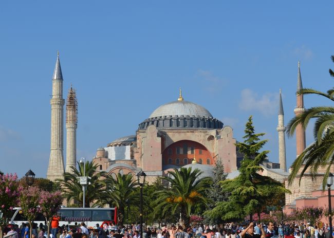 いよいよ、イスタンブールへ。<br />　まずはタクシーに乗ってアヤソフィアすぐそばのホテル、イェシル・エヴィへ。発音しにくいためか、運ちゃん場所わからず。なんとかたどり着くが、タクシーが入れず、途中でおろされ石畳の坂道をスーツケース押して汗だくで着く。タクシーの意味ないやん。<br />　たしかにガイドブックには中心街にタクシーが入れない事もあるので注意、と書いてあった。予約の時に一応高級ホテルと書いてあったので”まぁ大丈夫やろ、便利さ優先！”といいかげんに決めてしまった。<br />　これはアヤソフィア。ブルーモスクの前から撮影。