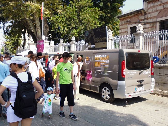 まずはアヤソフィア。ミュージアム　パスが入り口横のライトバンの車の中で売っていた。小さな窓で取引。なんかの密売みたい。屋根の上に見本あり。並ばずに入れるので便利。何カ所か行けばもとは取れる。７２時間有効。ただし１箇所に入れるのは１回だけ。８５TL（１TL：約５０円）