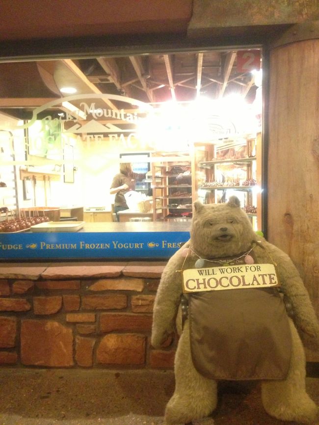 this is a chocolate shop.<br />the apple covered with chocolate is tasty!