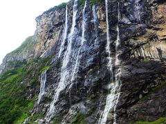 フェリーが出発してすぐに姿を現すのは有名なSeven Sisters（７人姉妹の滝）。

断崖から７本の滝がダイナミックにフィヨルドに流れ落ちている。

水量が少なくなる夏場でもこの迫力。

雪解け水の多い春に見たら、もっと大迫力の滝となるのだろう。