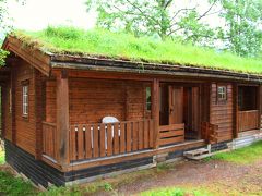 これが今回泊まる4人用のキャビン。

ノルウェーの農家の伝統的な建築方法である草ぶきの屋根をしている。

屋根に野草が根付く仕掛けを作ることで、冬の間の保温性を高めるというシステムらしいが、見た目が可愛い。
