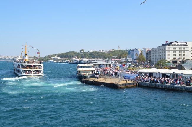 ガラタ橋ふもとからフェリーでアジアサイドのカドゥキョイへ行く。イスタンブールカードも使えて便利。気持ちいいしおすすめ。