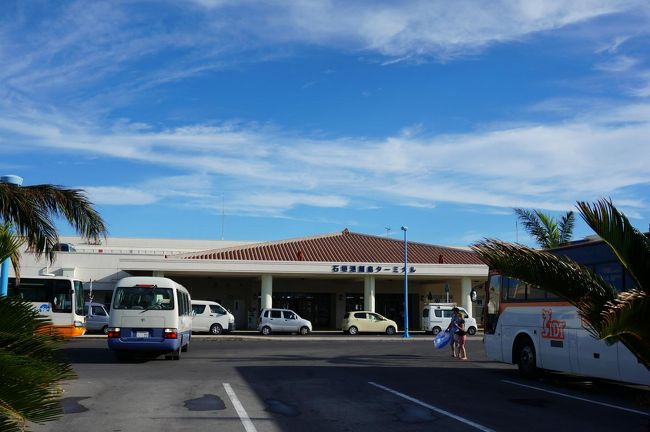 空港からのバスで離島ターミナルへ。30〜40分運賃は520円で到着！<br /><br />ちなみに荷物はというと、空港の到着ロビーにホテルまでの配送サービスがあったのでそれを利用。荷物一つにつき500円でホテルまで届けてくれます。市街地に出た後にロッカーに預ける手間暇を考えたら安かった！