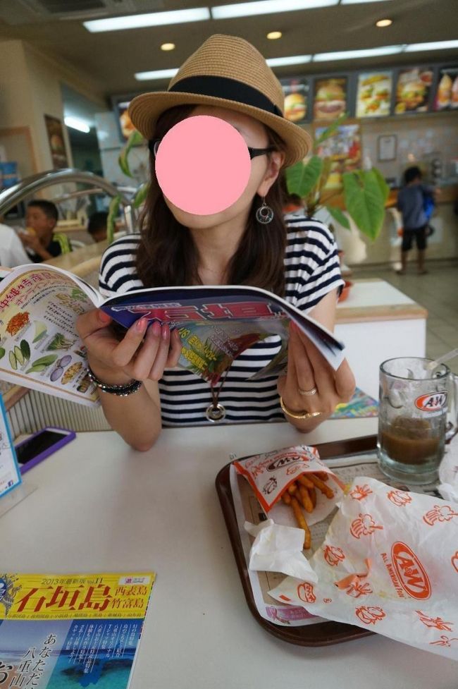 そして空港でもらってきたフリー情報誌でこれから食べに行くお店を検討。しかししっかりハンバーガーセットも平らげてしまった。<br />安く八重山そばが食べたかったこの日の夕飯は「はるちゃん」に決定！