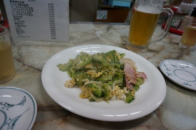 とりあえずオリオンビール！<br />そして本場のゴーヤチャンプルー♪<br />最高の組み合わせですな♪