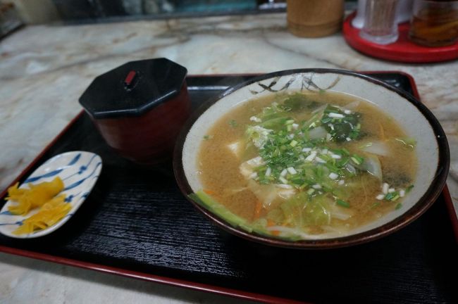 沖縄のお味噌汁セット。<br />とにかく具だくさんでこれだけでも結構お腹にたまります。<br />（というかA&amp;Wのハンバーガーが効いたかな…）