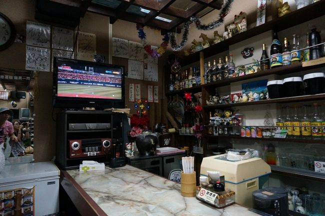 そしてカウンター内のテレビでは「横浜DeNA vs 巨人」の試合をやってましたｗまさか沖縄で横浜スタジアムの試合が見れるなんて！最高です。お店の方やお客さんと野球話で盛り上がったりｗ<br />まるで実家に帰ったかのような温かい雰囲気を感じる、まさにおふくろの味って感じのお店でした。居心地良い空間だったなぁ。<br />ちなみにこちらのご主人、昼間はタクシードライバーをされているとのことで翌朝のホテルまでのお迎えをお願いしちゃいました。<br />お世話になりました♪