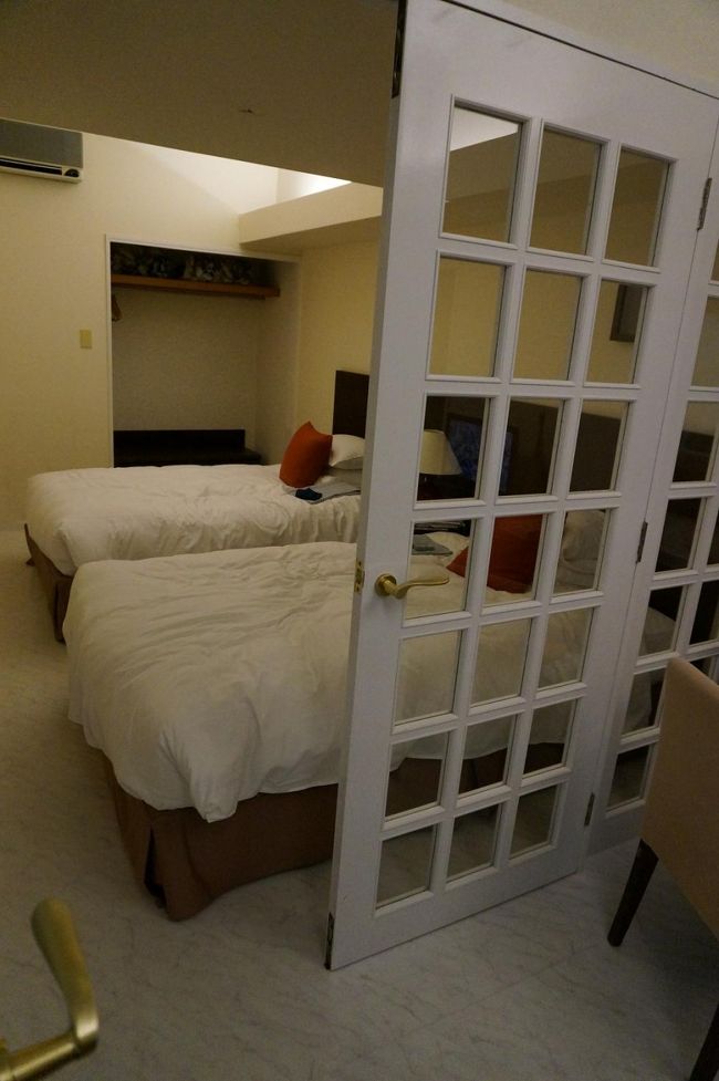 この部屋は利用しましたが、もう一部屋はまったく立ち入りませんでしたｗなんか怖くて(^^;)ホテルは建物や設備の古さは多少感じましたが、お風呂も広くてとっても良かったです。<br />翌日は朝早くから竹富島。それに備えて早めに就寝です。