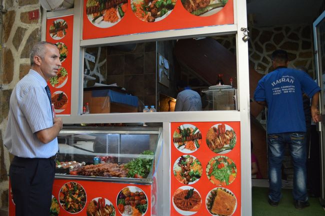 グランドバアザール出口付近で昼食。地元の人も食べているので大丈夫だろう。机の上にはメニューの写真だけ。値段は空欄。そこへ店の人が値段付きのメニューを持ってきた。<br />ありゃ？観光客は別か？値段はちょっと高かったし、最後の会計で計算が合わない（と思った）。まぁいいか。美味しかったし。