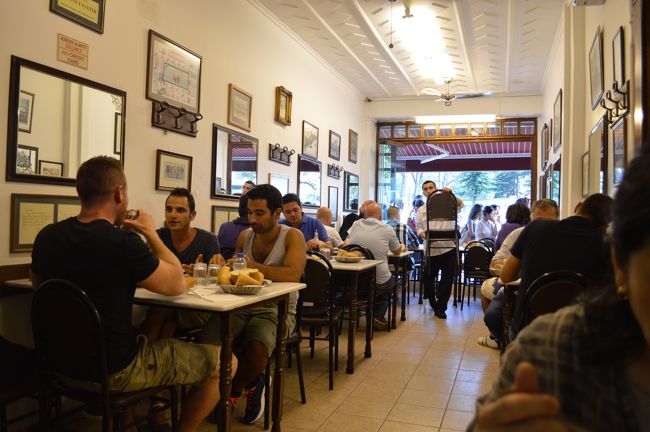 有名なキョフテ専門店のセリム・ウスタ。ふたりで２５TL程度。美味しかったが他で食べたキョフテもすべて美味しかった。ほかにもいろいろレストランに行ったが、お昼の値段は二人で２０〜３０TLぐらいかな。何処で食べても美味しい。はずれがない。