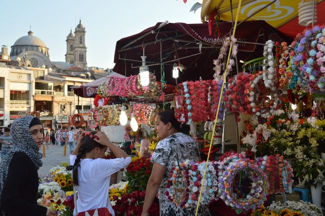 頭にのせてる造花の飾りは、観光地でおばさんがよく売り歩いている。約２TL。これはタクシン広場。