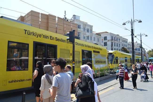 その日の午後、郊外のコーラ教会を見たあと客待ちしているタクシーに声をかける。アヤソフィアまで２５TL、という。”リラやね、ユーロとちがうね”と念押しして乗る。到着して２５TLきっちり渡したら、足らんと言う。まずはタクシーから降りて窓越しに”ちゃんと２５TLっていったやろ！うそつくな！”と言うと”お前の聞き違い”と言う。大声で言い合ったが、やっとむこうが諦めて助かった。<br />　あまりにさっきの事を忘れすぎたため、また詐欺に引っかかりそうになった。ちょっと気持ちを早く切り替えすぎたか。<br />タクシー利用のこつは<br />観光地の客待ちには乗らない。<br />渡す額をしっかり確認。<br />なるべく小額紙幣を出す。<br />まずは先にタクシーから降りる、身の安全のため。<br />　で、そのあとはタクシーに乗らずもっぱらこのトラムを利用。おかげでだまされた６０００円分は節約できた。<br />