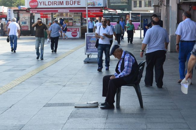 ついに発見。体重を量って商売する人。カドゥキョイで。