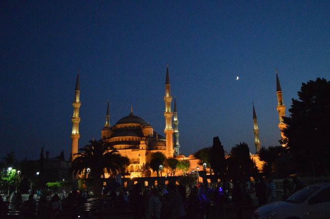 ホテル内は静か。宿泊客は７組だけだった。３階に泊まるもエレベーター無し。鍵も昔の普通の鍵。オートロックでなくて中からも鍵を閉めないとだめ。それに気づいたのが３日目で、それまで鍵せずに寝ていた。・・・恐ろし〜。<br />　これはブルーモスク。夜がきれい。