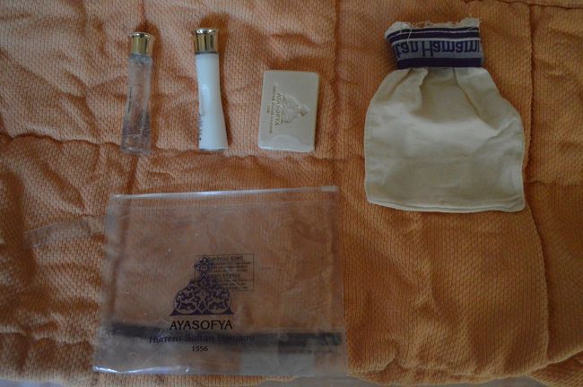 終わってからもらったお土産。ちょっとうれしい。が、使った残りで、あまり使い道はなさそう。香りはいい。<br />　トルコのトイレには紙を流してはいけない、らしい。インドと同じで手でふいて水で洗い流す。というわけで、携帯ウォシュレットがあるといいみたい。