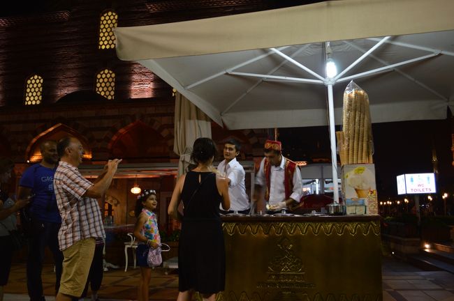 アイスクリーム。２種類のせて７TL。パフォーマンス付きだからこんなもんか。ねちっこい。