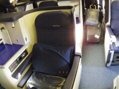 ご存知の方もたくさんいると思いますが、このＡＮＡで採用されているＢＯＸシートは　２０１１年１１月正式デビューのボーイング７８７用に開発されたものですが、７８７のトラブルからこの７７７−３００ＥＲという機材にも投入される事になったものだそうです。
