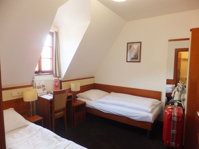 そして、お部屋へ。<br />おぅ。せ、狭い。。。<br /><br />でもいいんだもんっ。<br />4ッ星ホテルに泊まれるってだけで<br />大満足なんだもんって<br />思っていましたが・・・<br />こちらでもクーラー＆冷蔵庫なし。