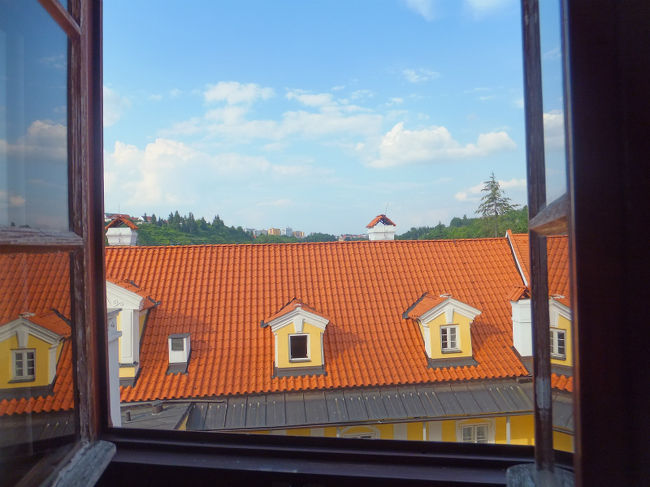 窓を開けると気持ちよい風が入ってきます。<br />目の前の濃い黄色の壁もかわいいな〜。<br /><br />なんて見ていると遠くにはアパート群。<br />おとぎの国からちょっと現実に引き戻される。<br /><br />ちなみに、窓を閉めると暑くて<br />夜は窓を開けると虫が入ってきてしまうので<br />寝ている間、とても暑くてしんどかったです。<br />