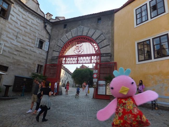 18：45<br />まずはチェスキー・クルムロフ城の城門<br /><br />★チェルヴェナー・ブラーナ（赤の門）★